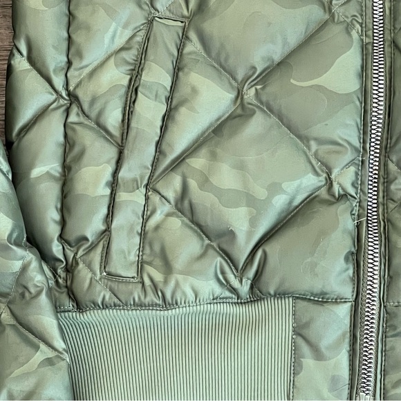 Alo Yoga Camo Quilted Down Puffer Bomber Jacket Full Zip Womens Size Small Green - Picture 3 of 7